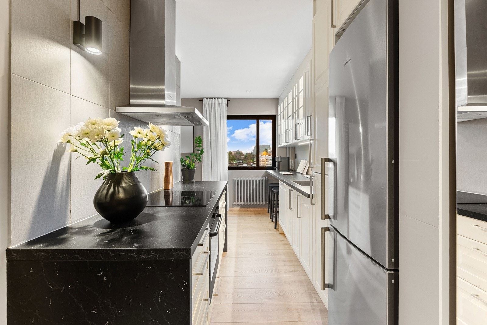 Slitesterk benkeplate med nedfelt kum. Integrerte hvitevarer som induksjonsplatetopp, stekeovn og oppvaskmaskin. Avsatt plass til kjøle/fryseskap, waterguard er installert Galleribilde