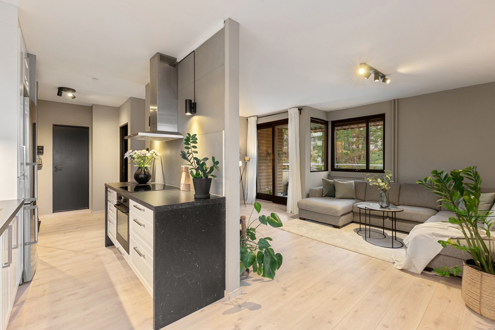 I dels åpen løsning fra stuen finner du moderne og stilrent IKEA-kjøkken med god skap- og benkeplass Galleribilde