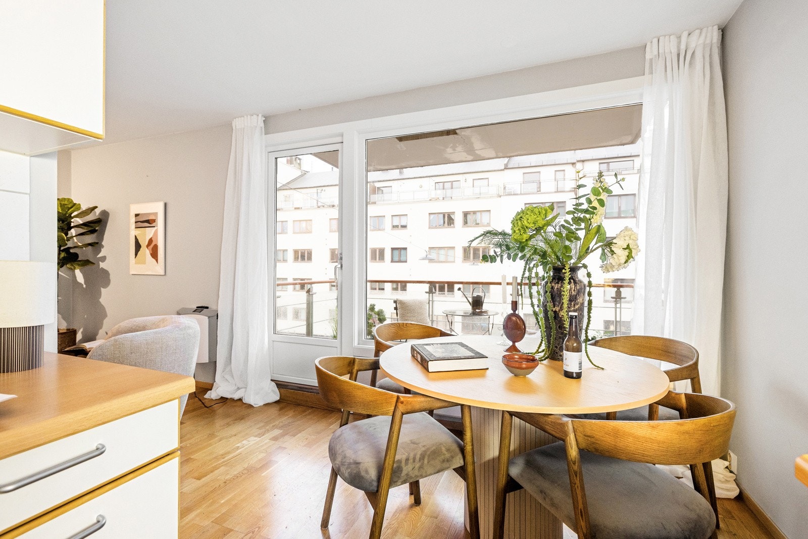 Plass til spisebord mellom kjøkken og stue. Galleribilde