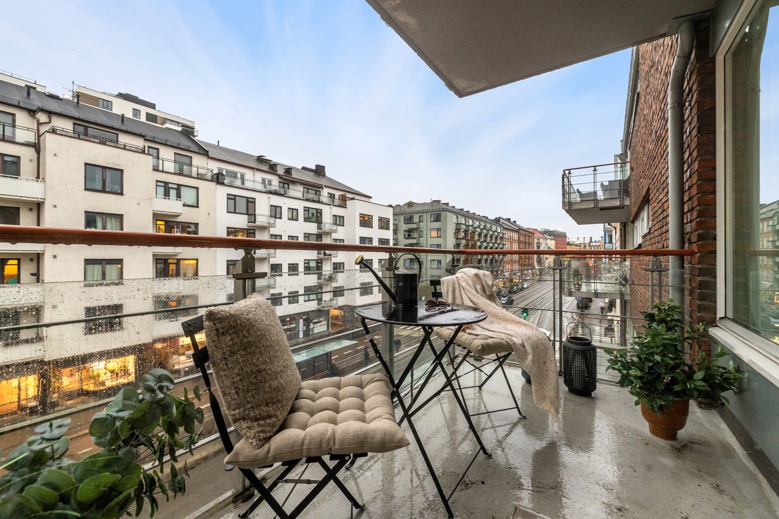 Balkongen har god plass til utemøblement og grill. Galleribilde