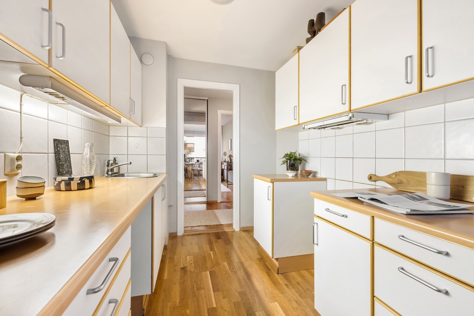 Eldre kjøkken med glatte fronter, laminert benkeplate med oppvaskkum i rustfritt stål med Galleribilde