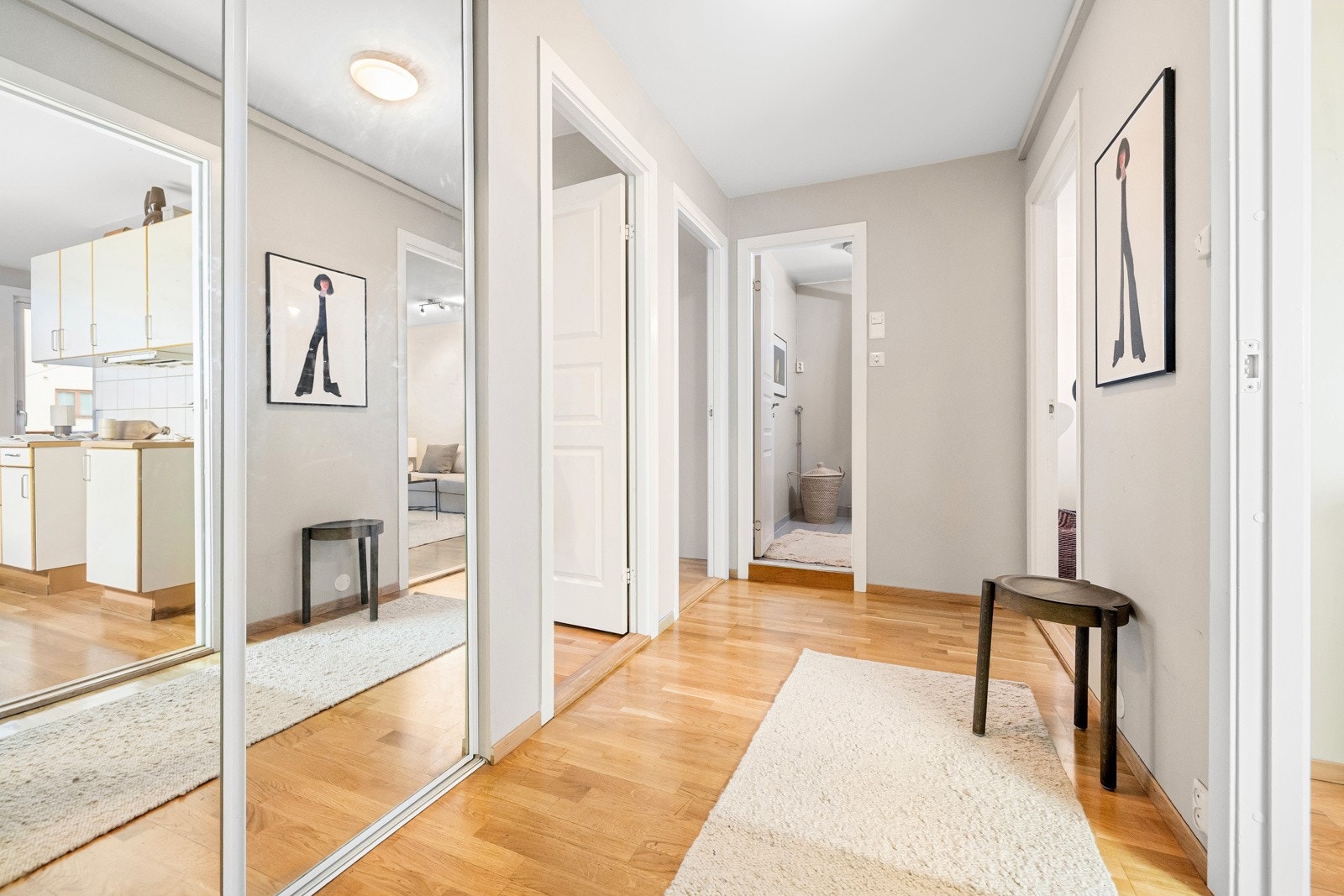 Entréen er innredet med skyvedørsgarderobe med speilfronter hvor yttertøyet kan ryddes bort. Galleribilde