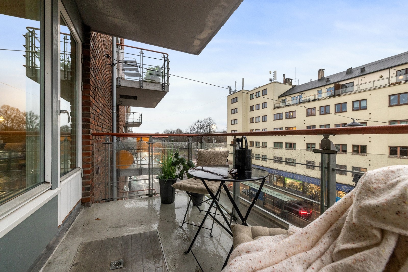 Fra stuen er det utgang til flott nordvest-vendt balkong på ca. 6 kvm. Galleribilde