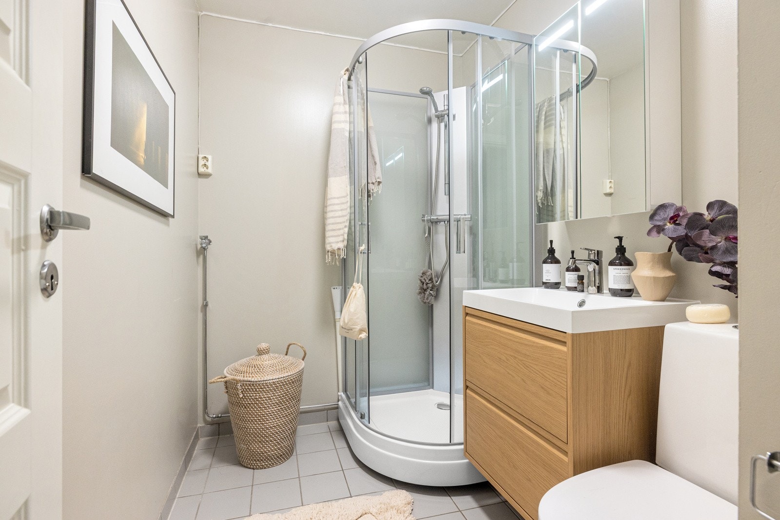 Badet ble oppgradet med nytt dusjkabinett og servantskap i 2025. Galleribilde