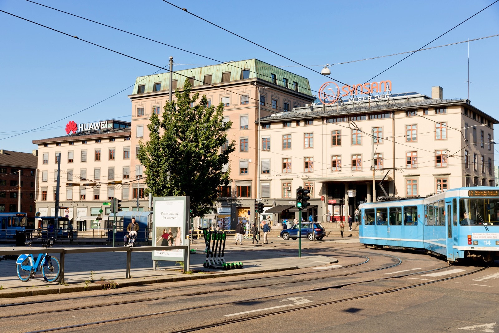 Majorstuen er et viktig kollektivknutepunkt i Oslo, med alle T-banelinjer, tre sporvognslinjer og fem busslinjer som trafikkerer området. Galleribilde