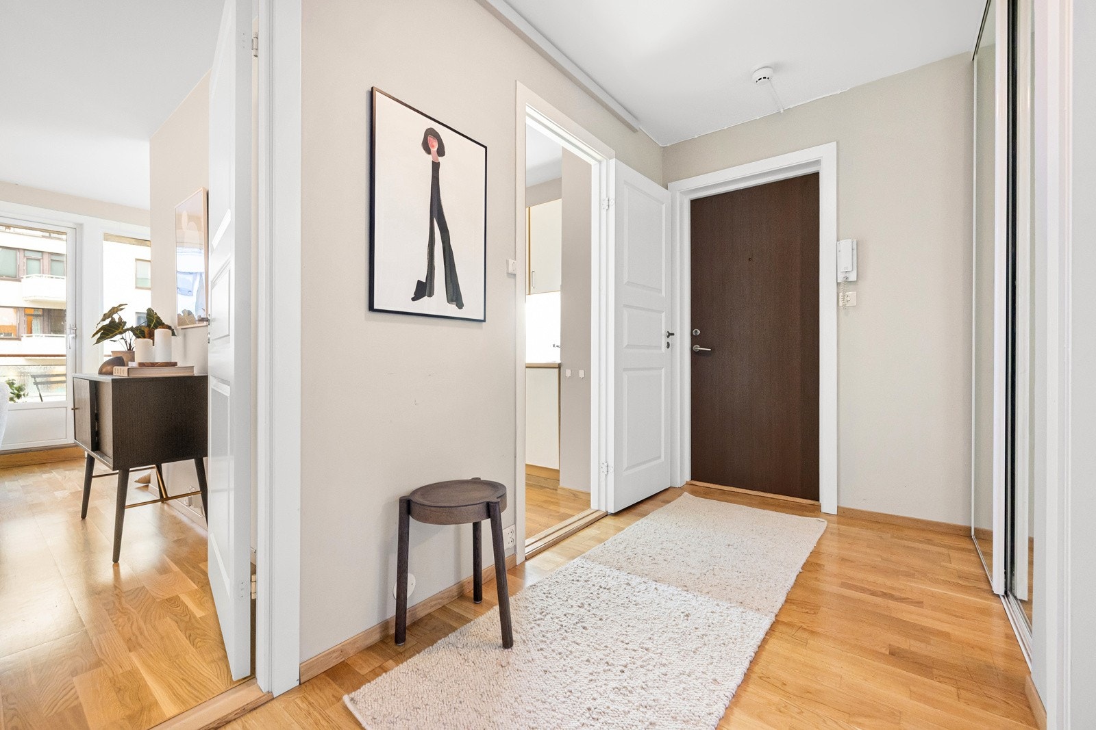 Velkommen inn - Leiligheten har en god intern beliggenhet i byggets 4. etasje med heisadkomst. Galleribilde