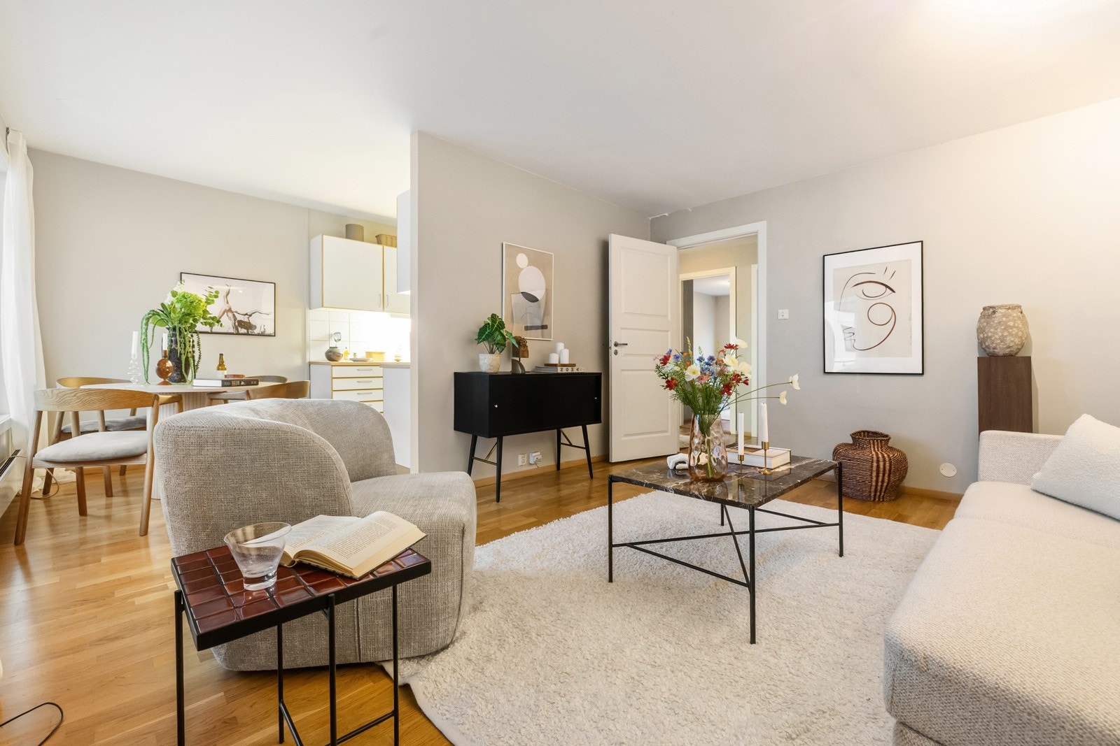 Stuen har god plass til sofagruppe med tilhørende møblement og spisebord. Galleribilde