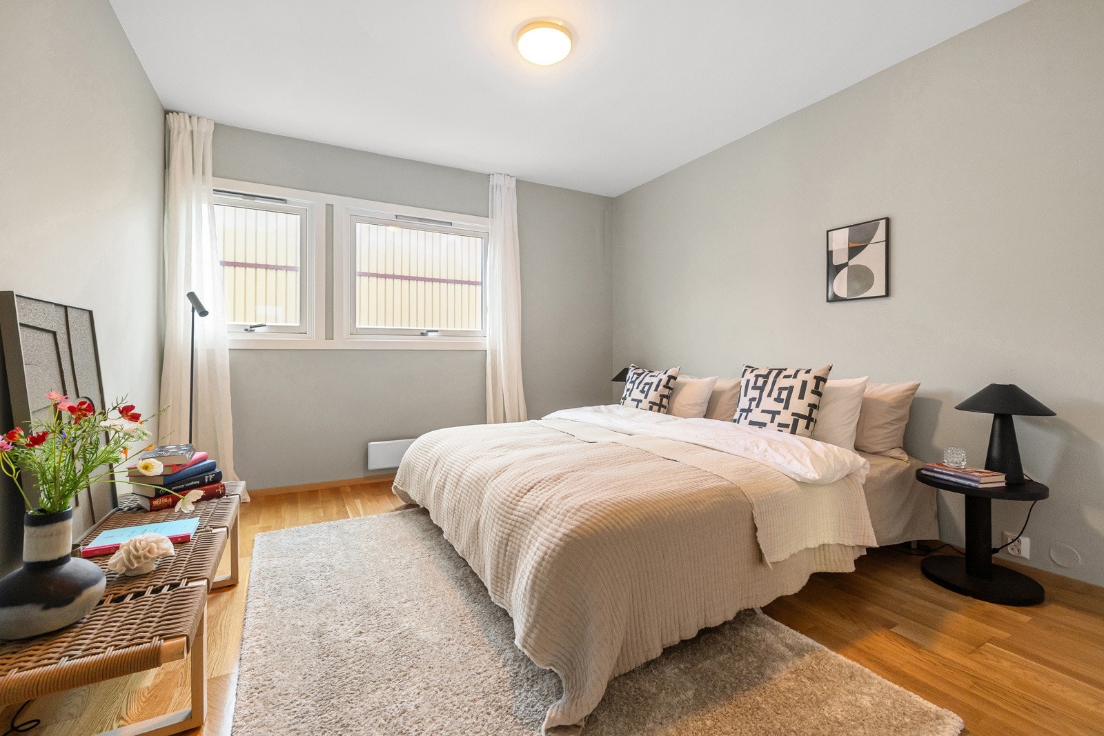 Stort hovedsoverom med god plass til dobbeltseng, nattbord og garderobeskap. Galleribilde