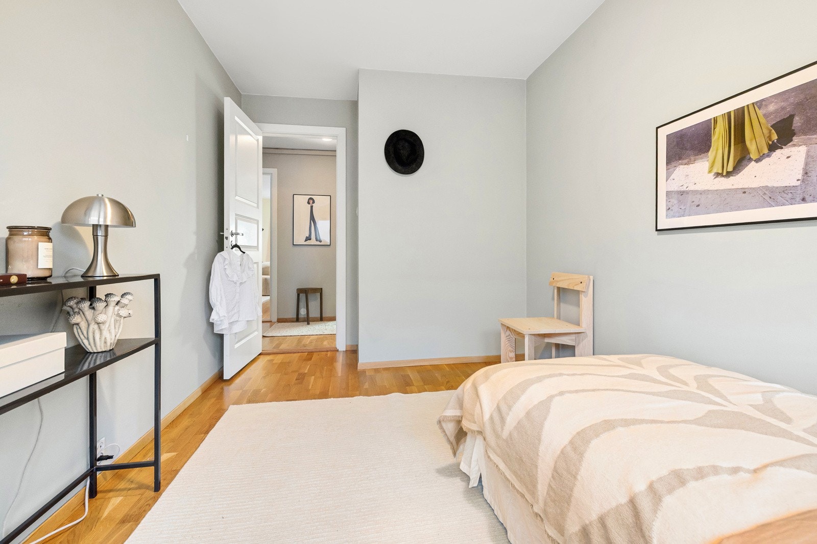 Her er det god plass til seng, nattbord og kommode. Galleribilde