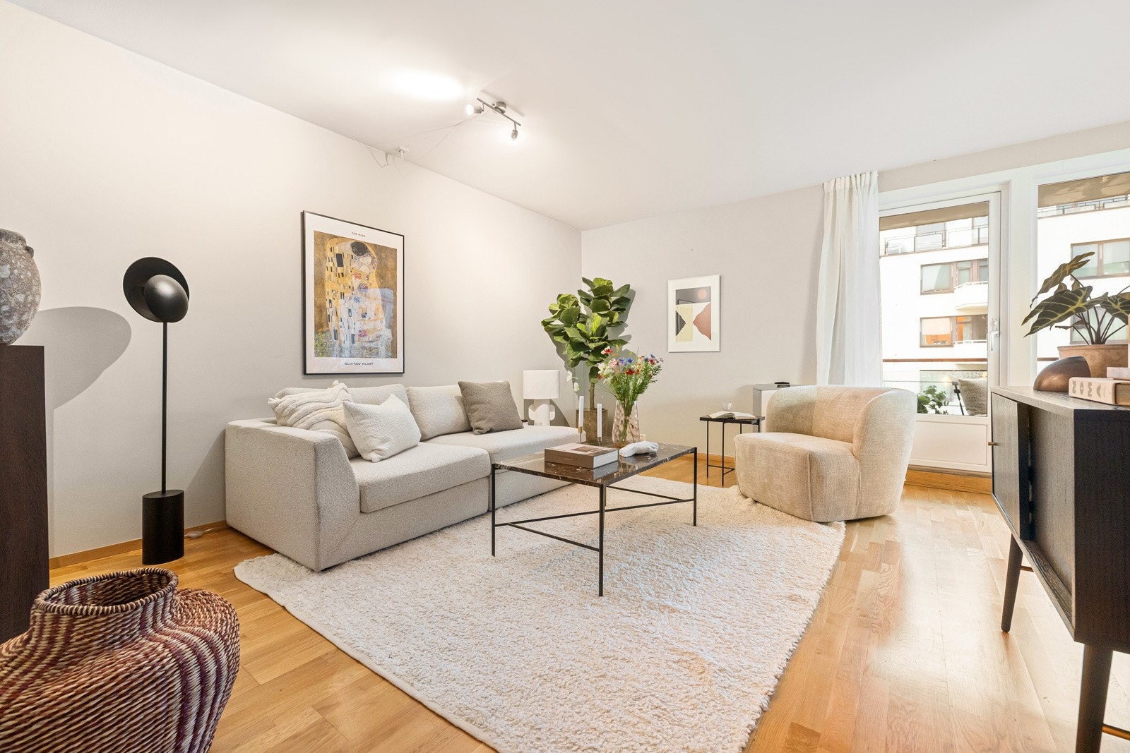 Romslig stue med delvis åpen stue kjøkken løsning som skaper et sosialt oppholdsrom. Galleribilde