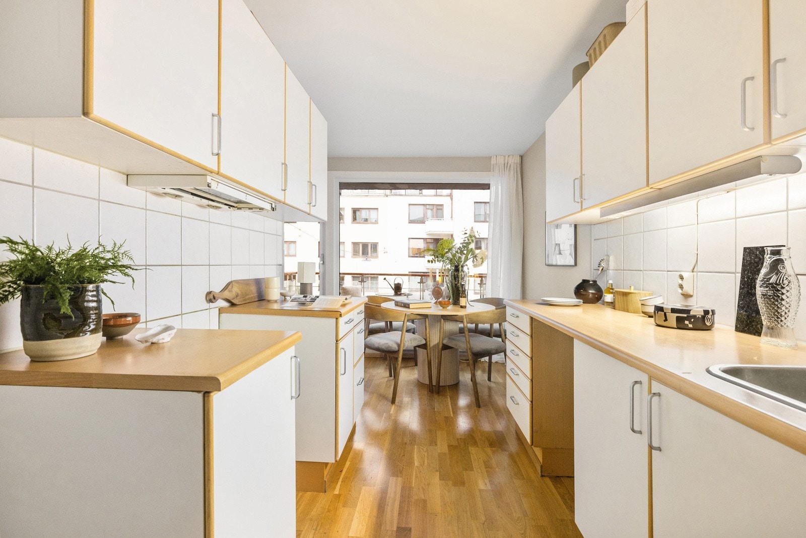 Varmtvannsbereder er monter i benkeplate. Galleribilde