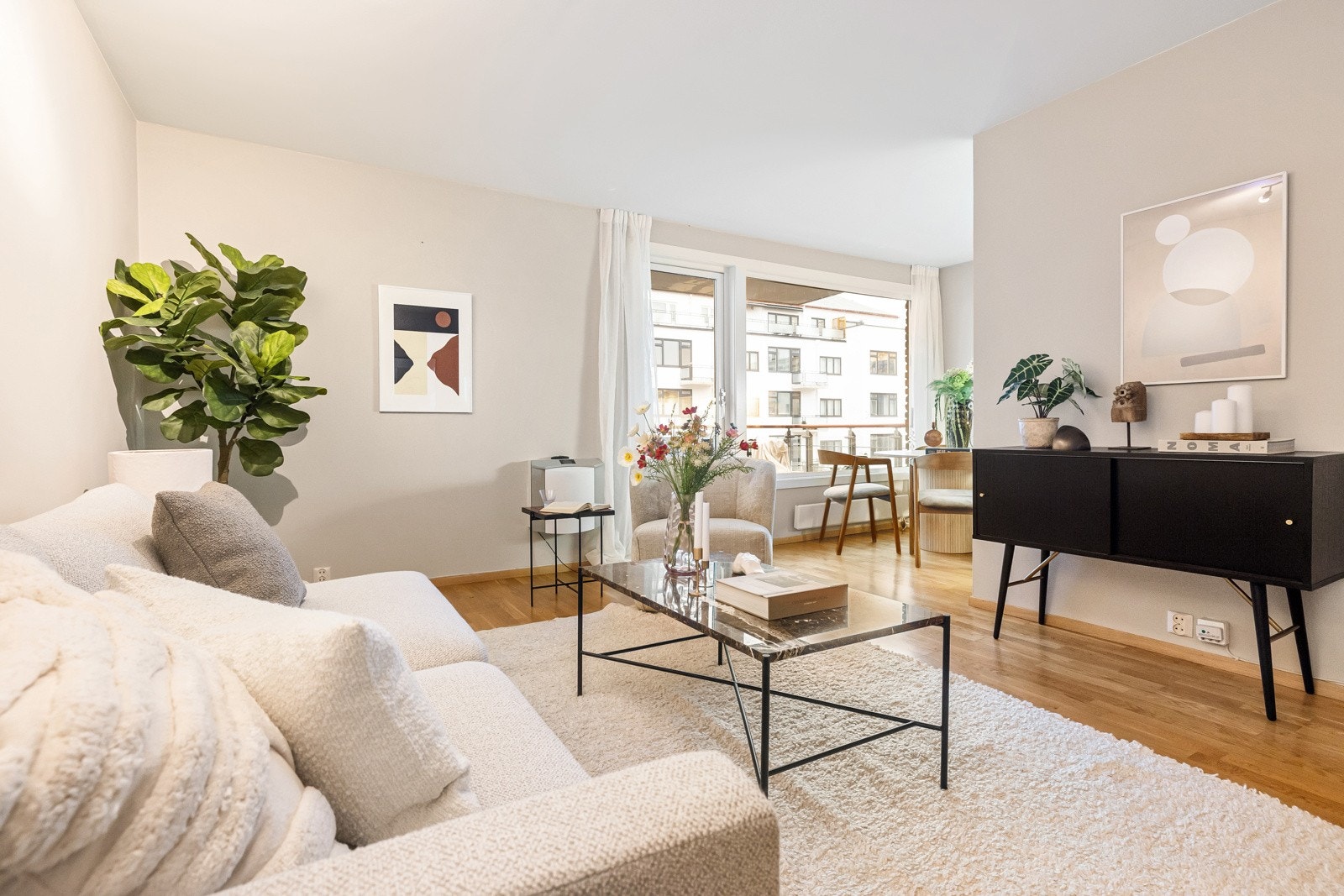 Velkommen til Kirkeveien 43 - Vi har gleden av å presentere en innholdsrik og gjennomgående 3-roms leilighet, beliggende i et urbant, populært og meget sentralt boligområde på Majorstuen i Oslo. Galleribilde