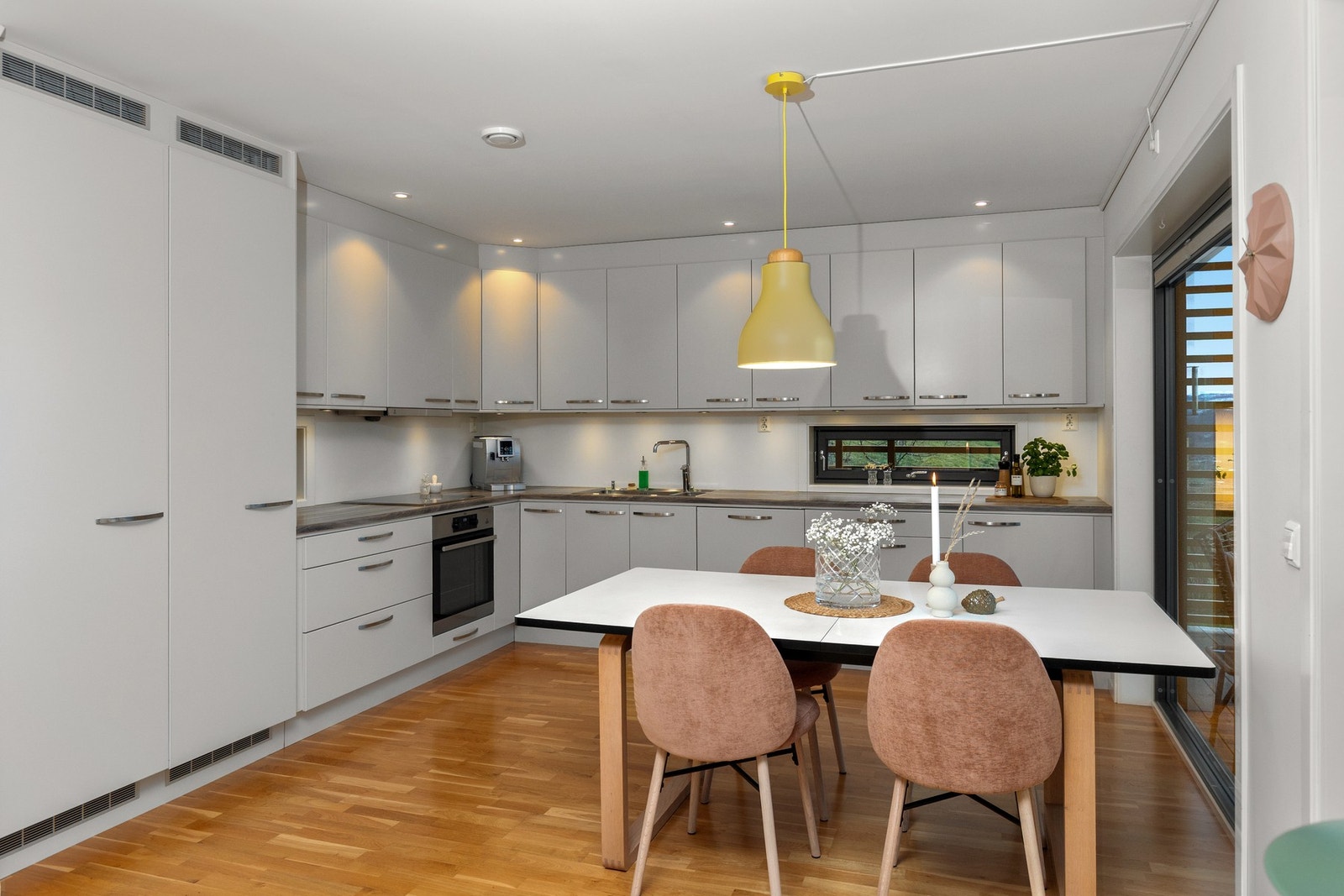 Parkett på gulv og malt overflate på vegger og downlights i himling Galleribilde