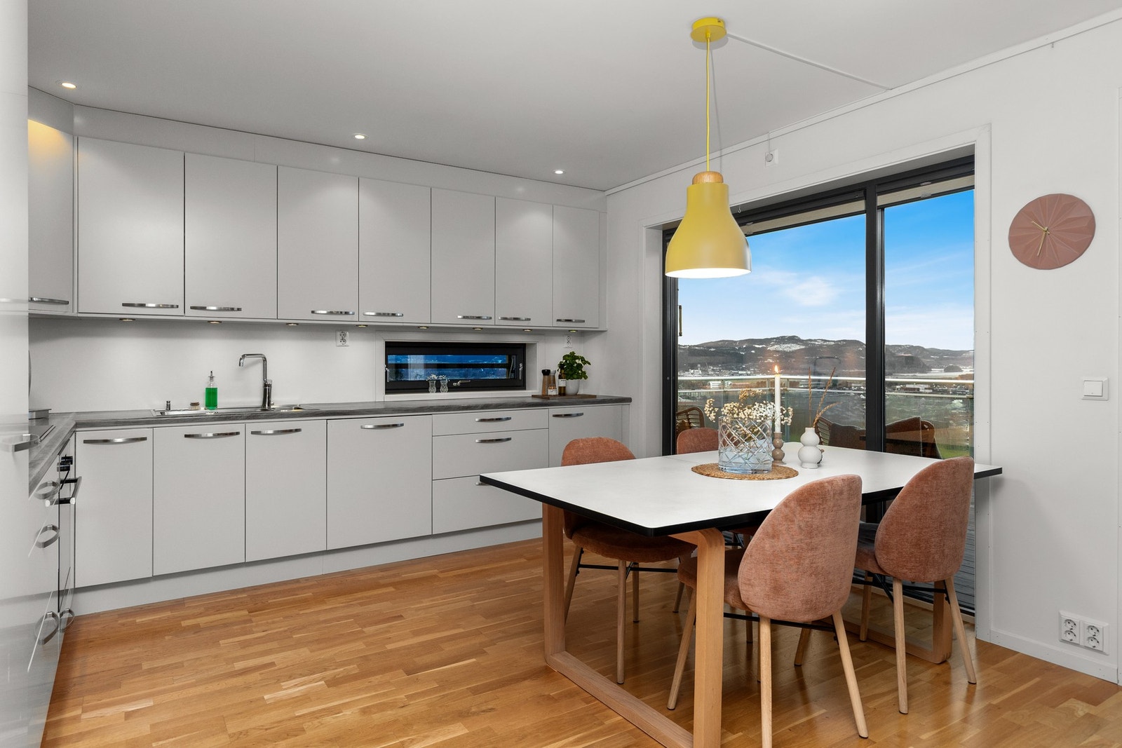 Romslig kjøkken med gode muligheter for oppbevaring av kjøkkenredskap. Galleribilde