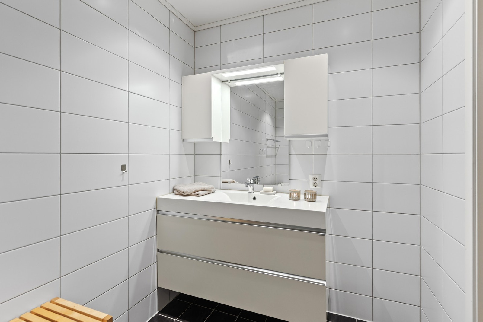 Utstyrt med veggmontert wc, badekar, servantskap og mekanisk avtrekk. Galleribilde