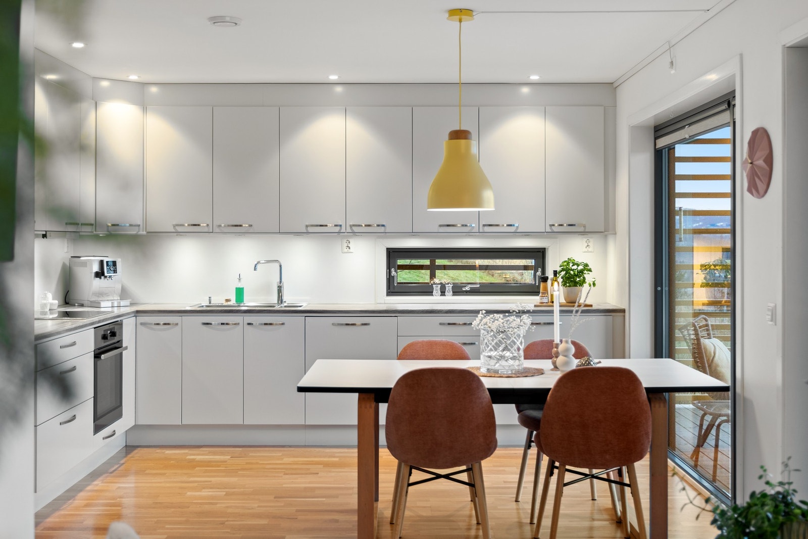 Innredning med mekanisk avtrekksvifte over stekesonen. Det er integrert fryseskap, kjøleskap, stekeovn, platetopp og oppvaskmaskin. Galleribilde