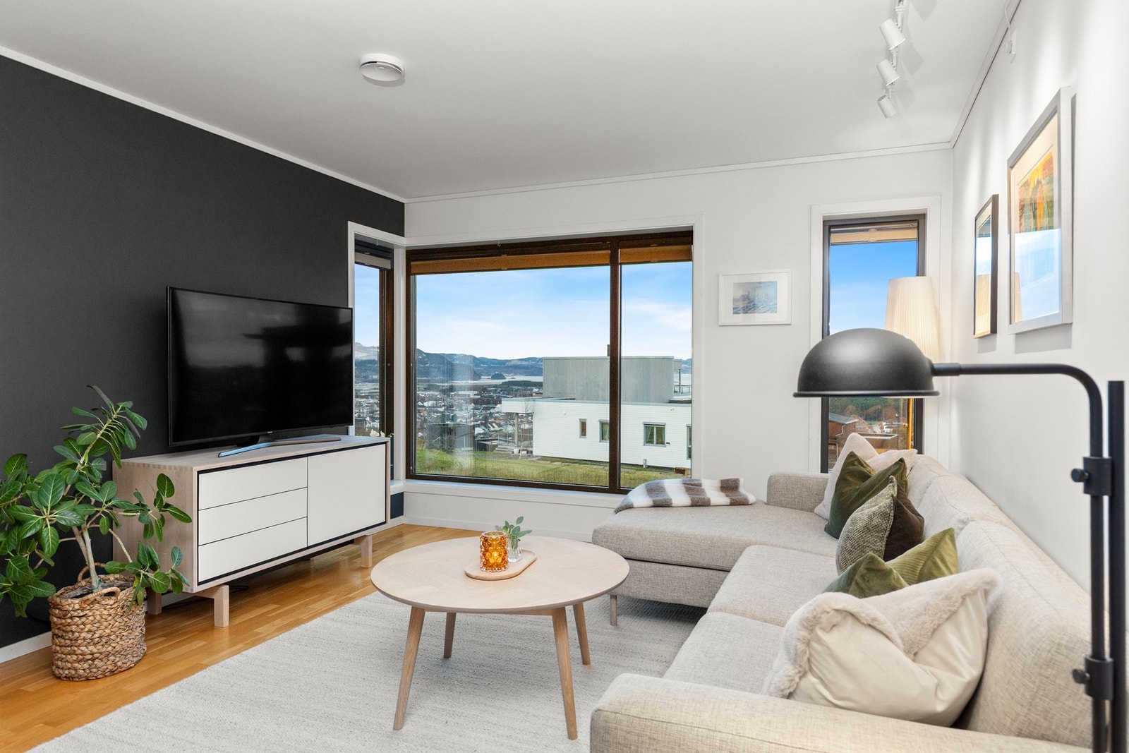 Store vindusoverflater med gode lysforhold. Galleribilde