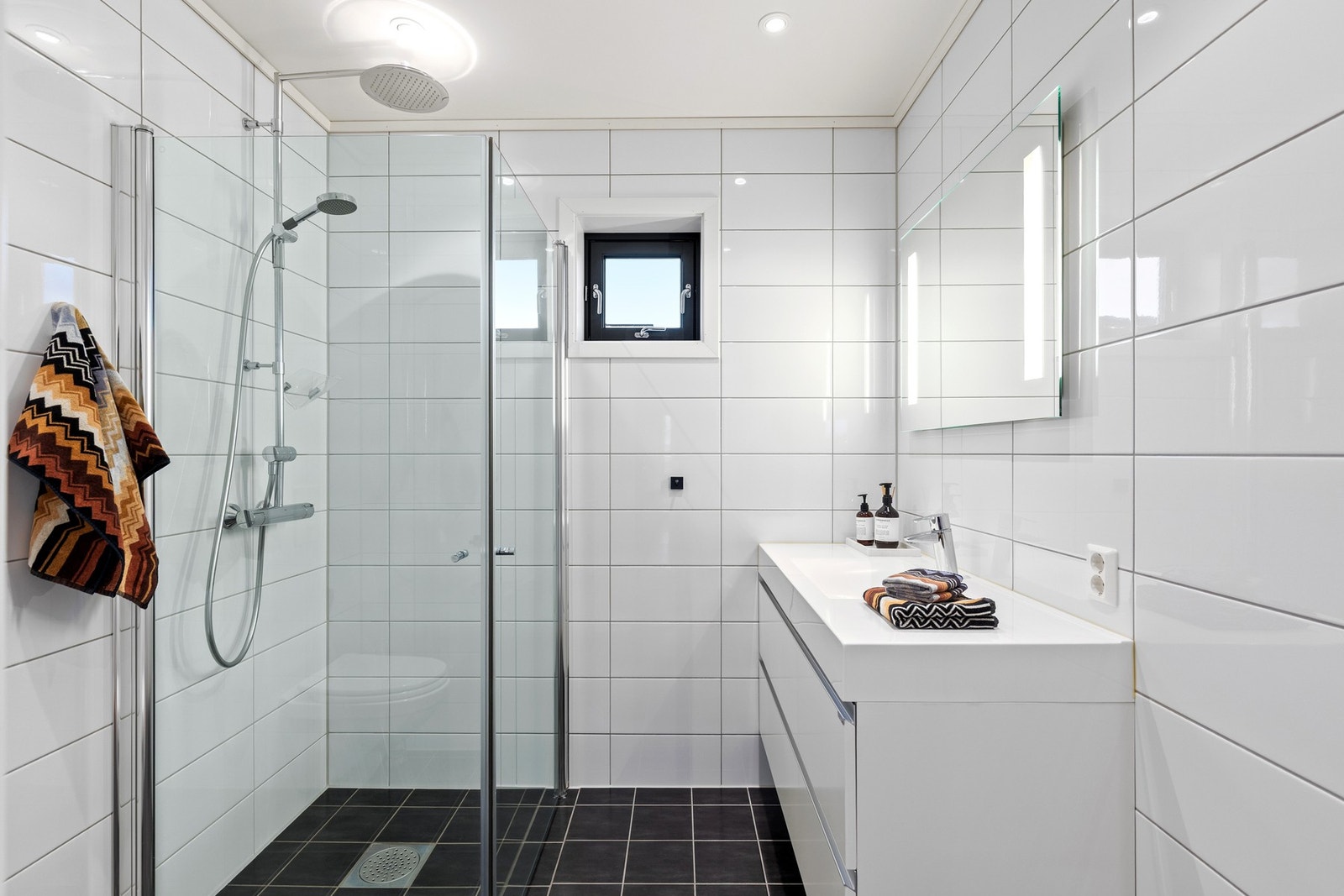 Helfliset bad i 1. Etasje på 4 kvm med gulvvarme. Galleribilde