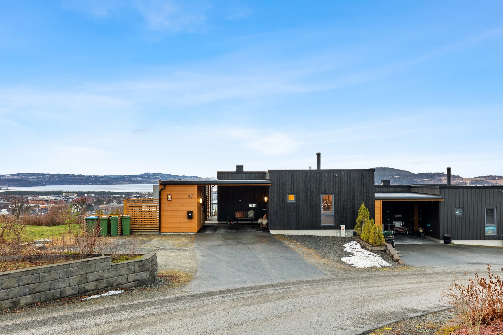 Boligen har en endebeliggenhet, som grenser mot friareal.
Her er det også muligheter for tilbygg dersom man har behov for større boligareal. Galleribilde