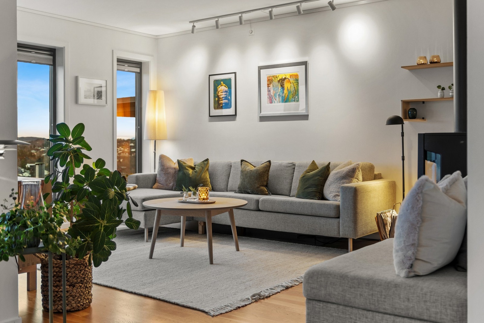 Åpen og praktisk stue/kjøkken planløsning på 35,5 kvm. Galleribilde