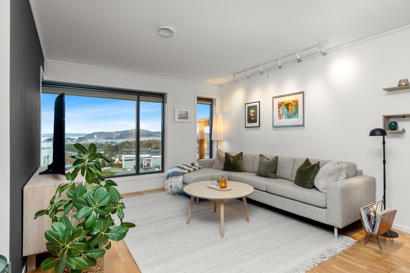 Stuen er har en adskilt seksjon med gode muligheter for å innrede etter eget behov og ønske. Galleribilde