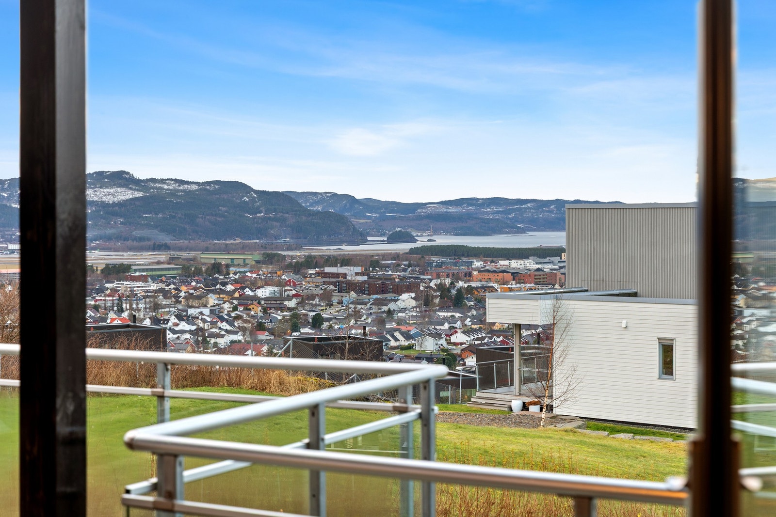 Beliggenheten gir en fin balanse mellom landlig ro og praktisk nærhet til Stjørdal sentrum, hvor man finner handel, service, skoler og kollektivtilbud. Galleribilde