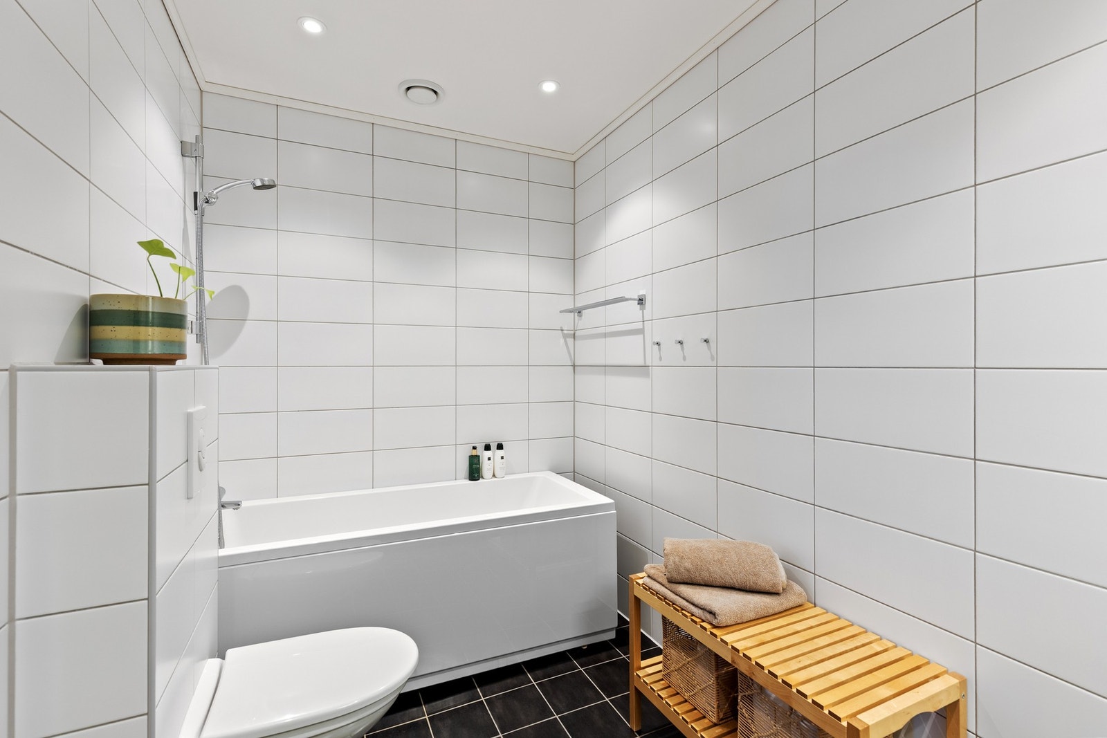 Bad i sokkel etasje på 5,5 kvm med gulvvarme. Galleribilde