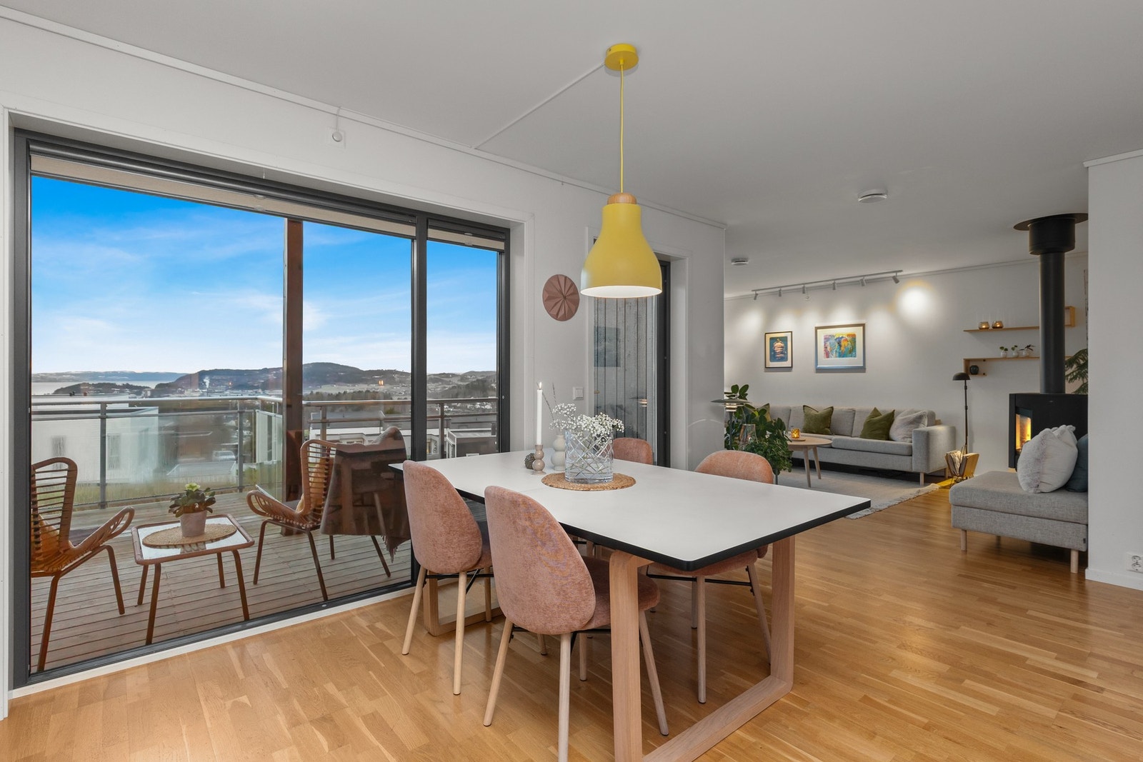 Fra stue har du en naturlig overgang til spisestue. Galleribilde