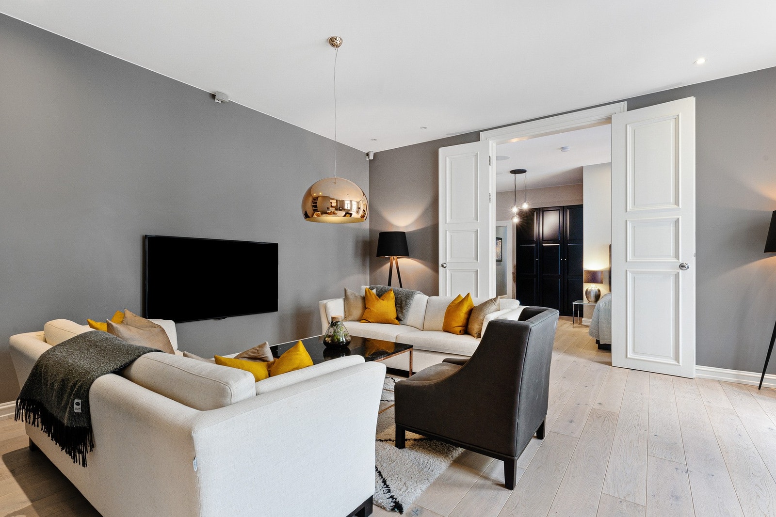 På gulvet er det lagt 1-stavs pigmentert eikeparkett, og det er varmefolie i de fleste gulv. Galleribilde