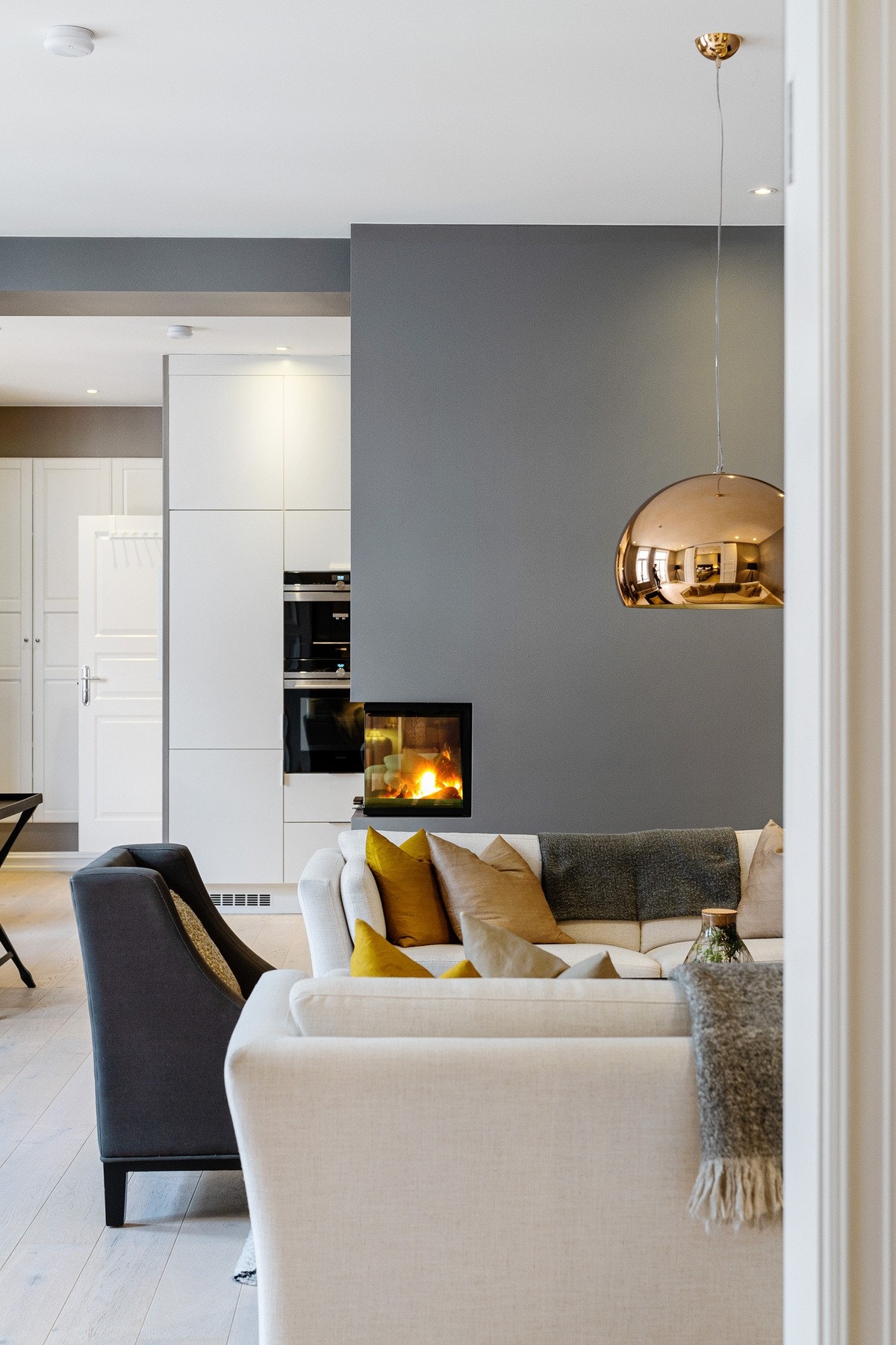 Den flotte peisen med Rais-innsats fra 2016 skaper et naturlig skille mellom sonene, med mursteinspipe og nytt røykrør fra 2019. Galleribilde