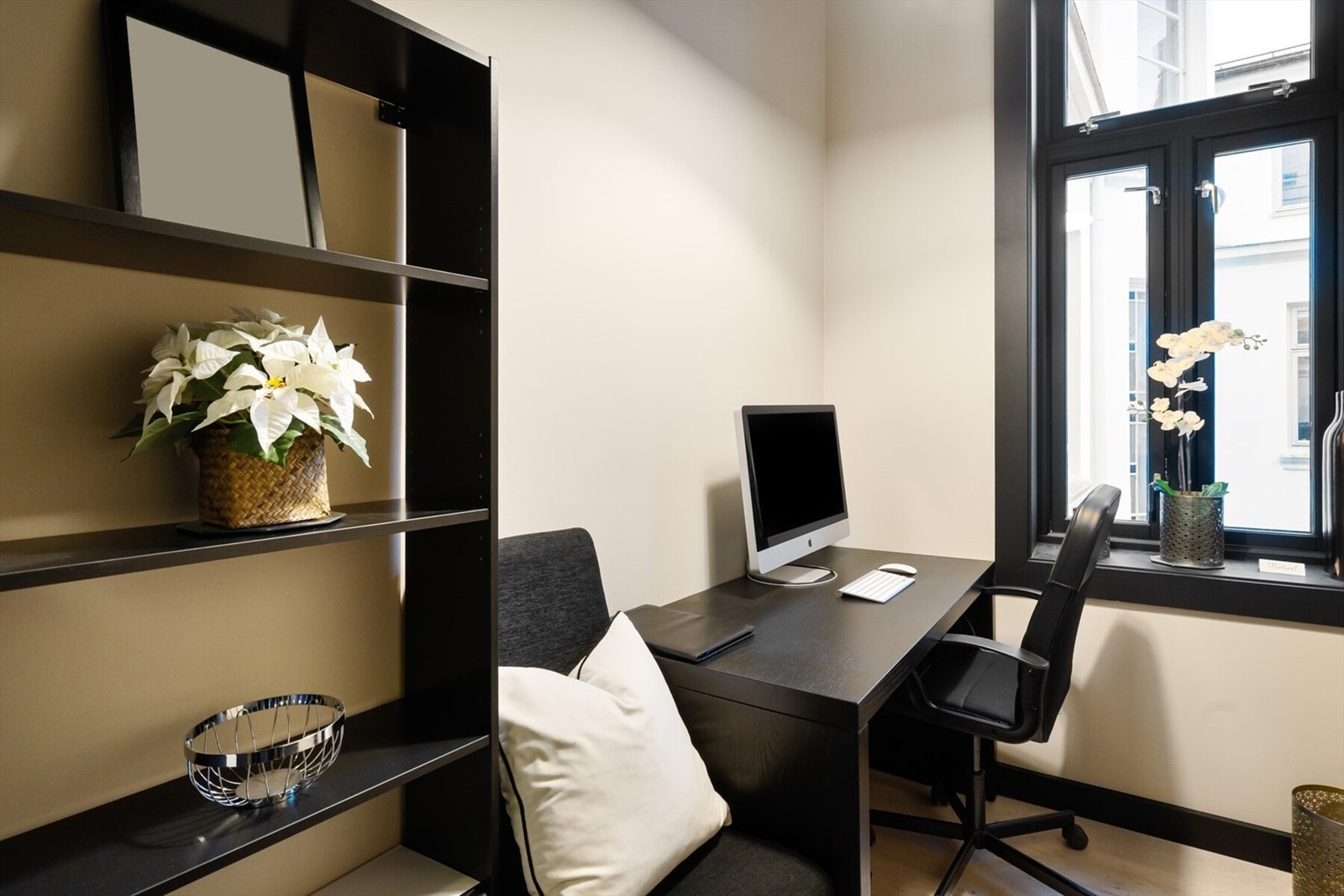 Leiligheten disponerer tilsammen 5 boder. Den ene ligger i samme etasje, like ved inngangen til leiligheten og er ca. 3,7 kvm. Rommet er definert som en bod, men er innredet som kontor med varme i gulvet. Galleribilde