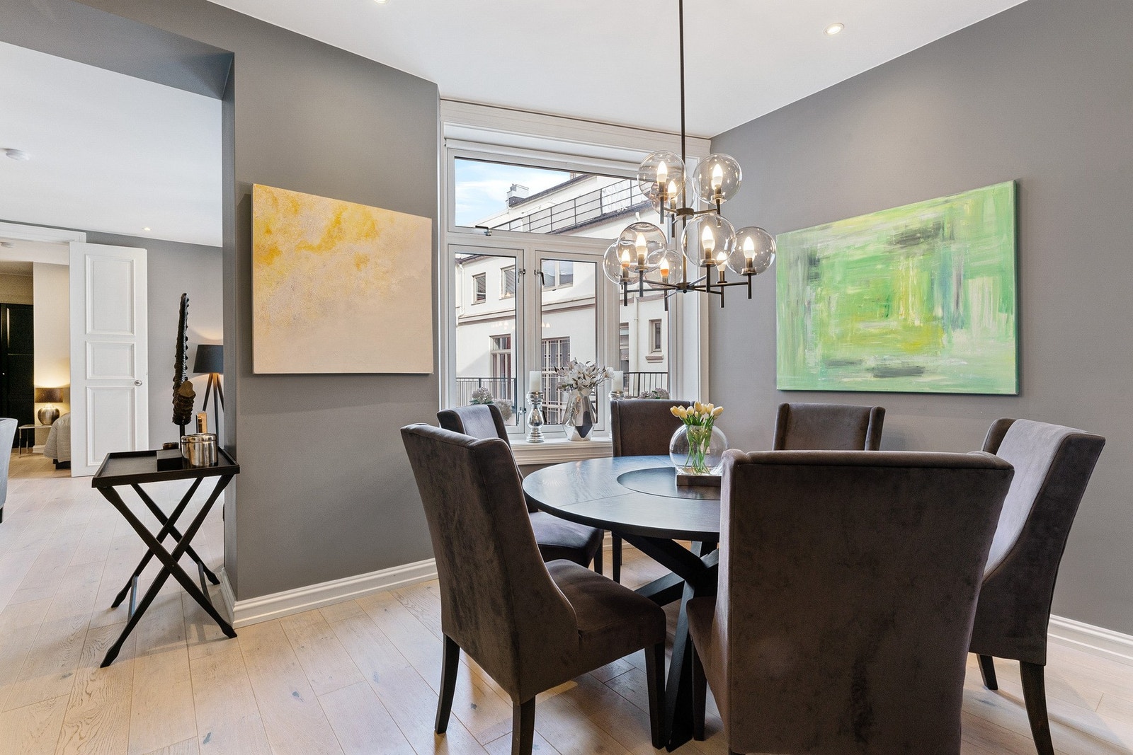 Spisebordet er naturlig plassert i tilknytning til kjøkkenet, med god plass til spisebord. Galleribilde