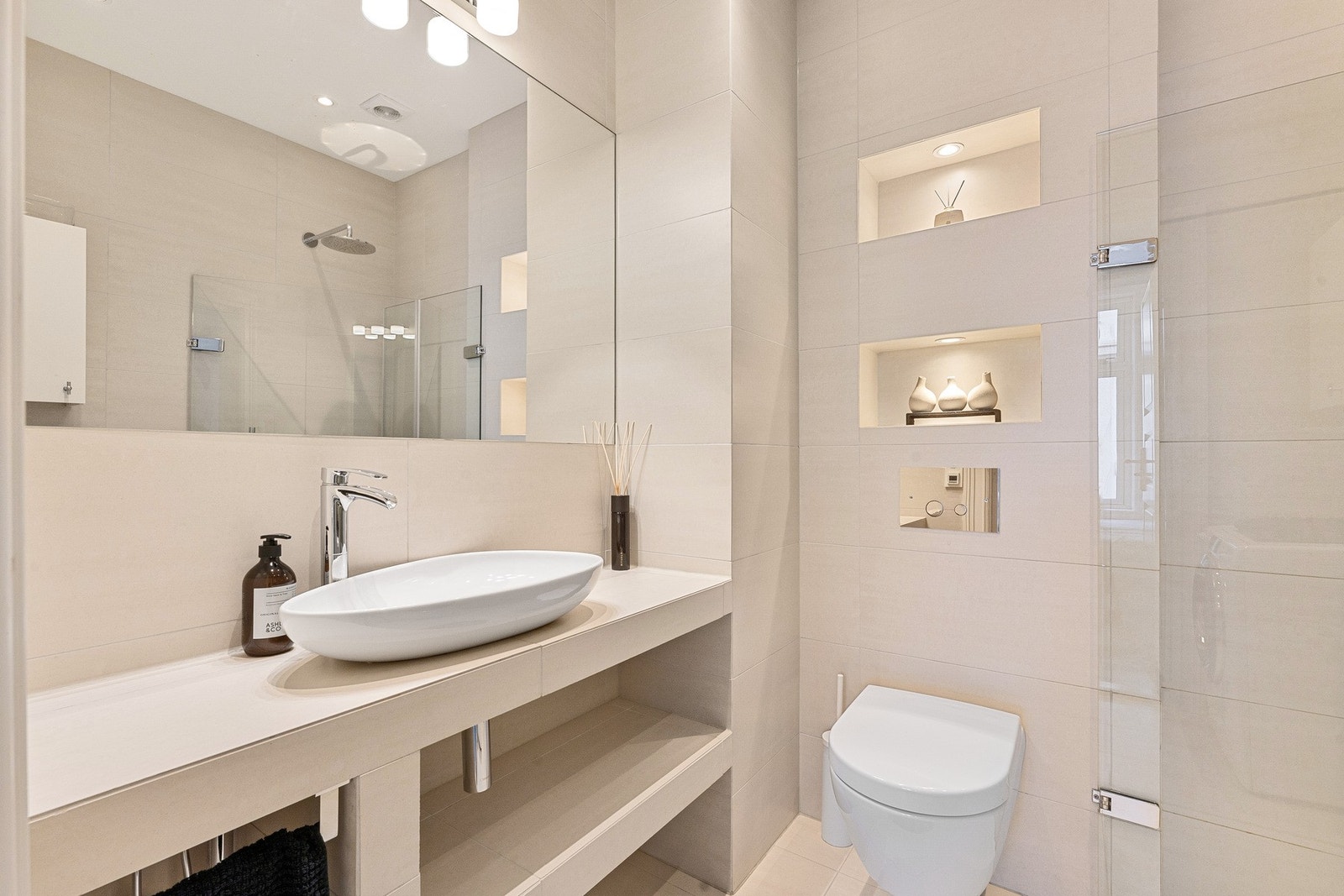 Bad fra 2016 med flislagte gulv og vegger samt varmekabler i gulvet. Galleribilde