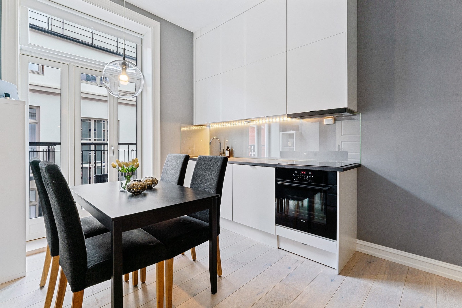 Selger har fått godkjenning fra sameiet til å seksjonere ut hybeldelen slik at den kan selges separat. Galleribilde