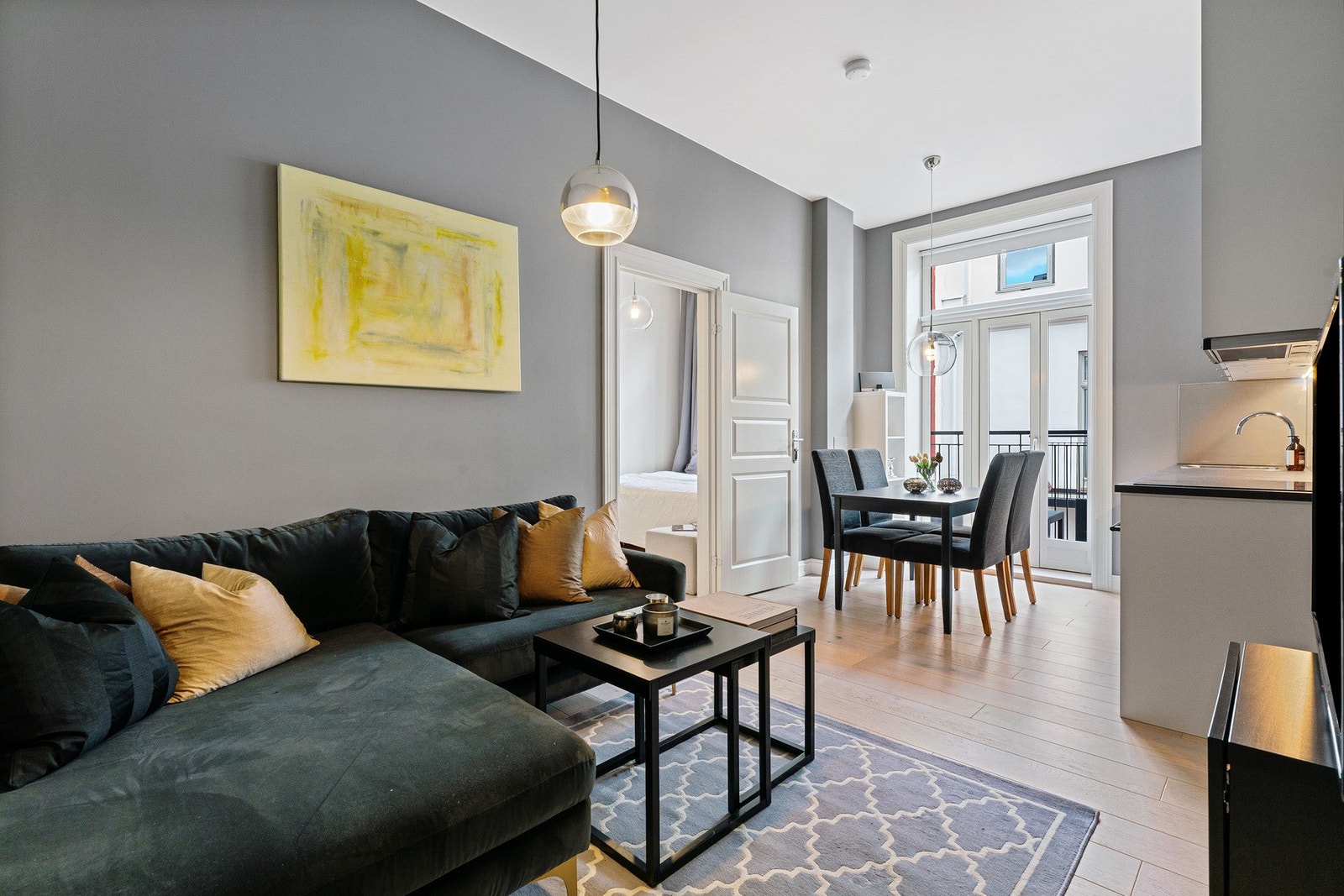 Leiligheten har en hybeldel på ca. 30 kvm. Selger opplyser at den i dag leies ut for 18.000 kroner i mnd. Galleribilde