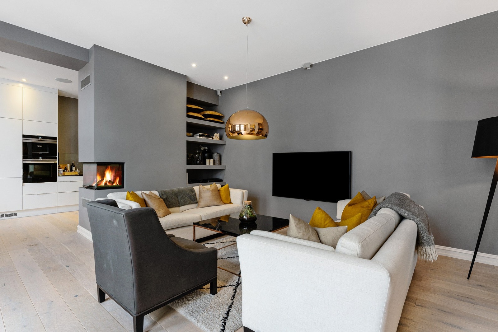 God plass til en romslig sofagruppe med tilhørende salongbord. Galleribilde