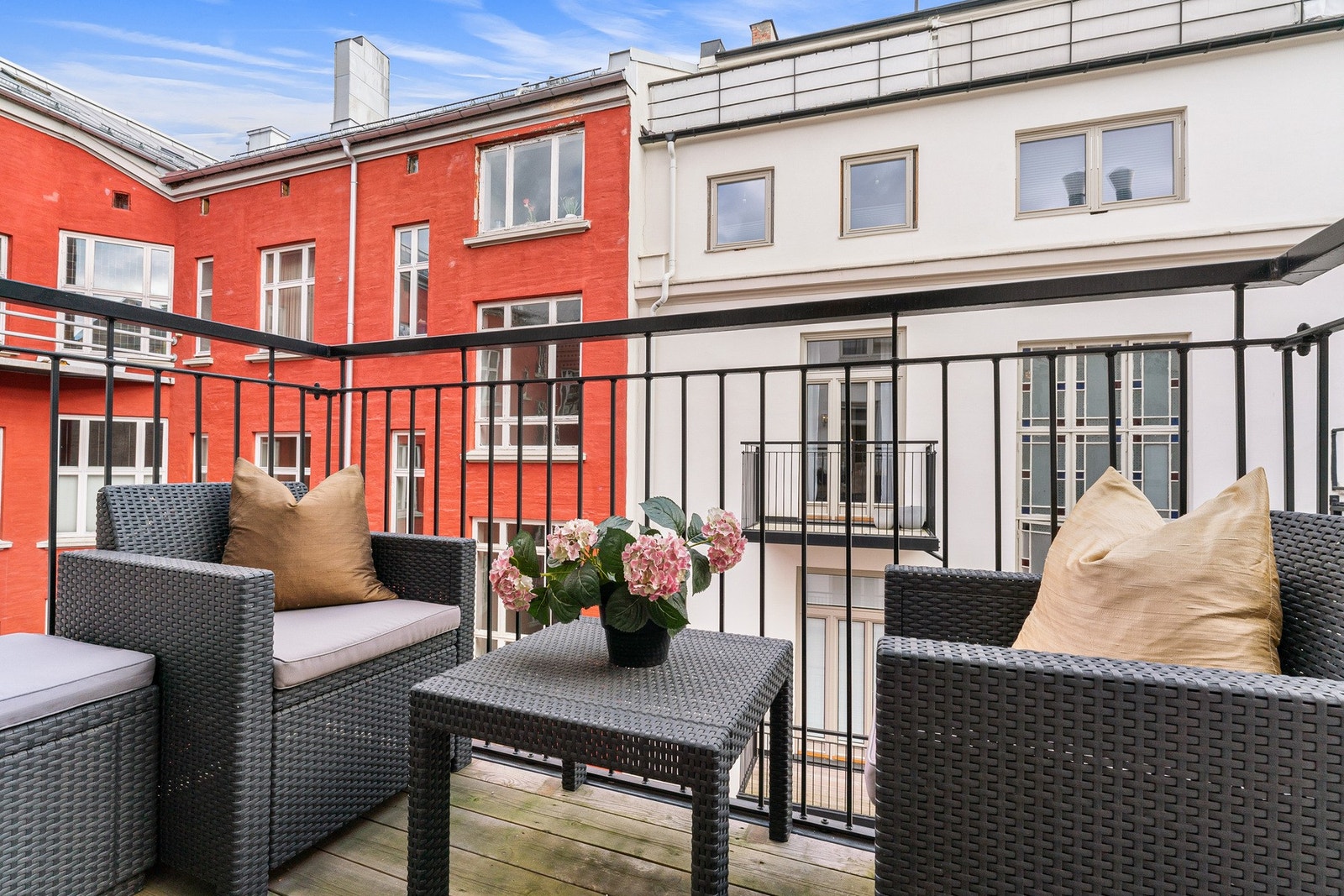 En lekker leilighet i klassisk bygård fra 1899 på Frogner. God intern beliggenhet i 4. etg med heisadkomst, og leiligheten vender i sin helhet mot rolig bakgård. Galleribilde