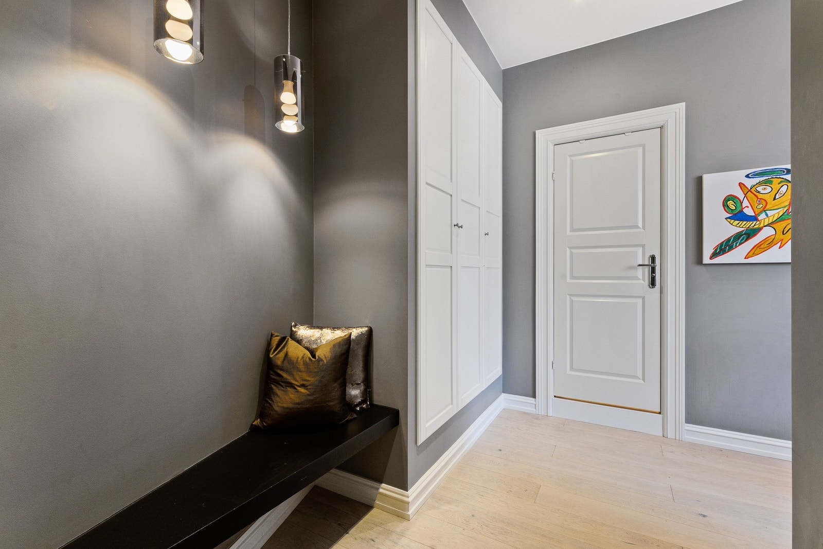Romslig entré med plassbygget garderobeskap med integrert belysning. Galleribilde