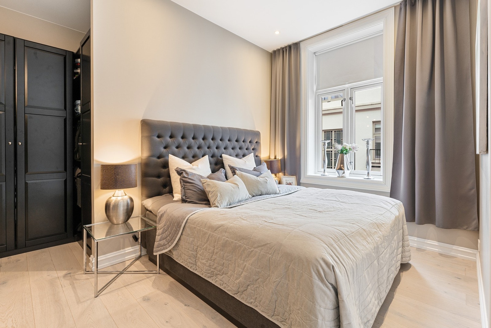 Svært romslig og lunt soverom med god plass til dobbeltseng, nattbord på hver side og hele 6 meter med garderobeskap. Galleribilde