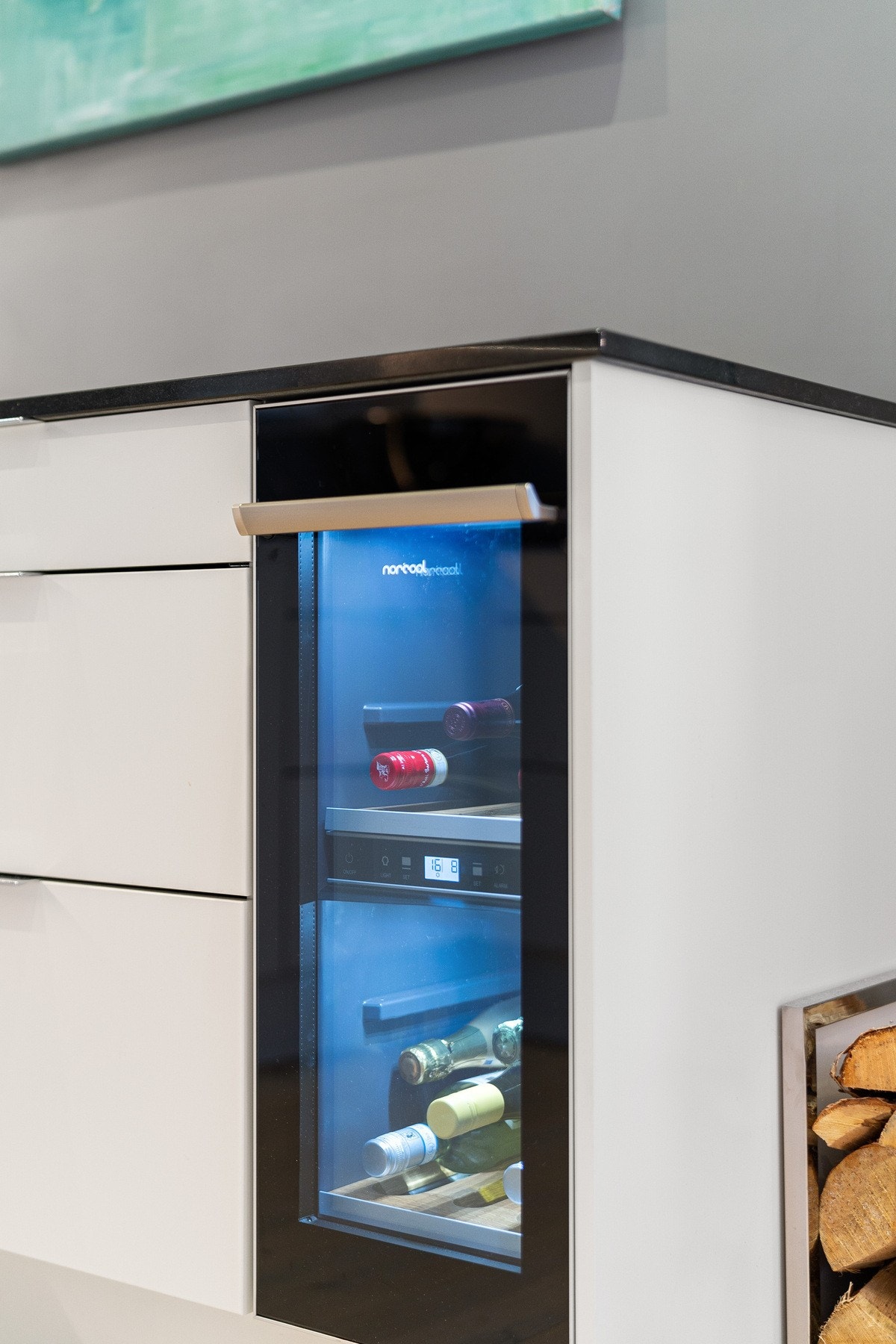 Integrerte hvitevarer som består av kombi komfyr/mikro, planlimt bred induksjonstopp, oppvaskmaskin, kjøl- og fryseskap, vinskap, samt kaffemaskin. Galleribilde