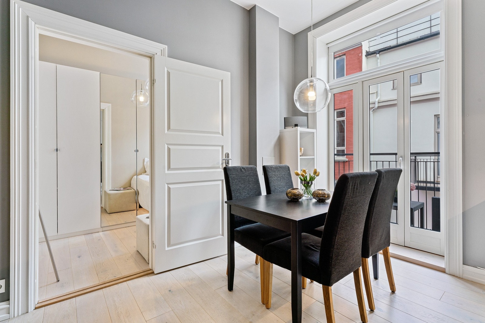 Utgang til balkong på ca 2,6 kvm og med plass til en hyggelig sittegruppe. Balkongen vender mot stille bakgård. Galleribilde