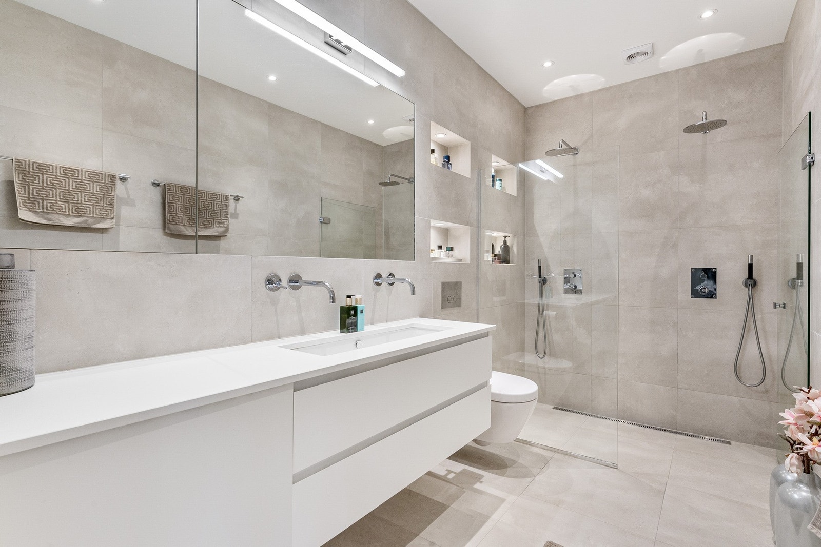 Lyst og delikat bad fra 2016 med flislagte vegger og gulv. Rommet har elektriske varmekabler. Galleribilde