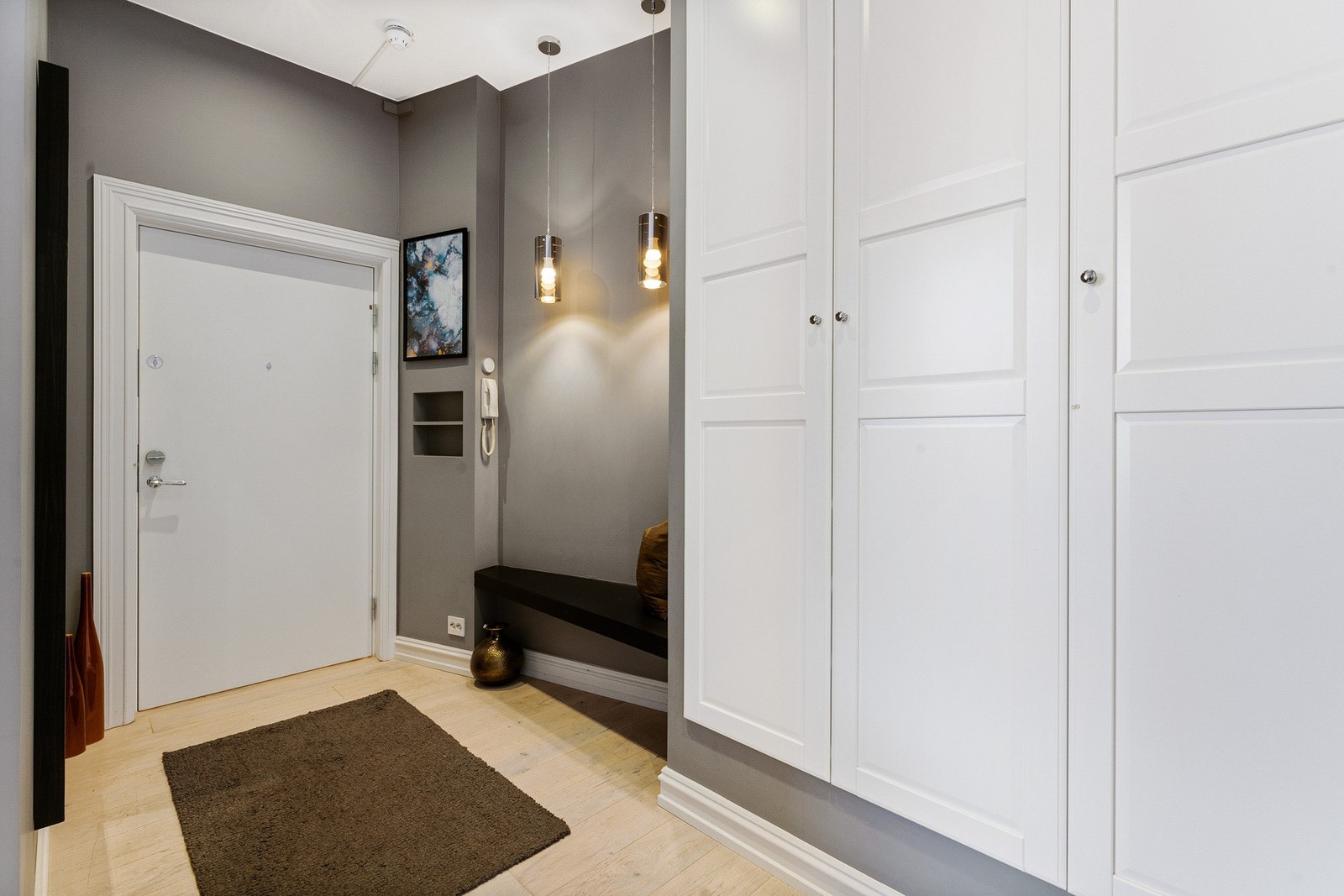 Brann- og lydklassifisert dør med smartlås. Porttelefon og felles brannvarslingsanlegg. Galleribilde