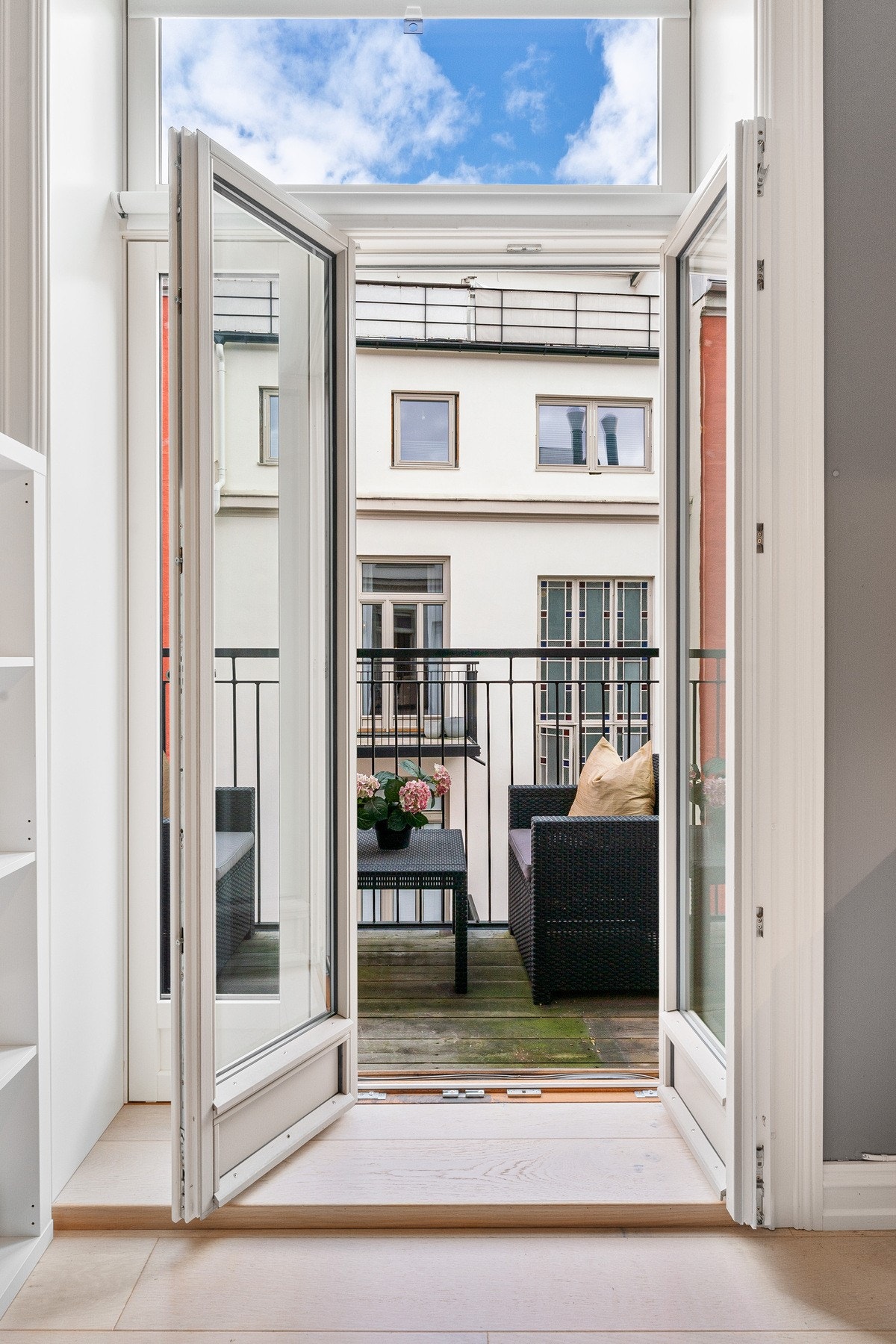 Fra stuen er det utgang til balkong på ca. 2,6 kvm med plass til sittegruppe. Balkongen vender mot stille bakgård. Galleribilde