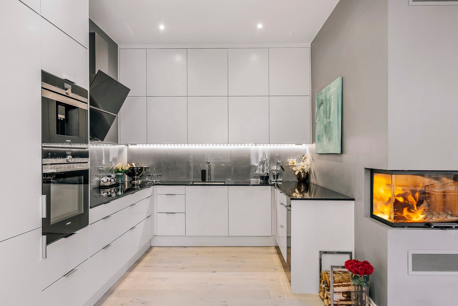 Lekkert HTH-kjøkken fra 2016 med glatte fronter og benkeplate i polert granitt/stein. Galleribilde