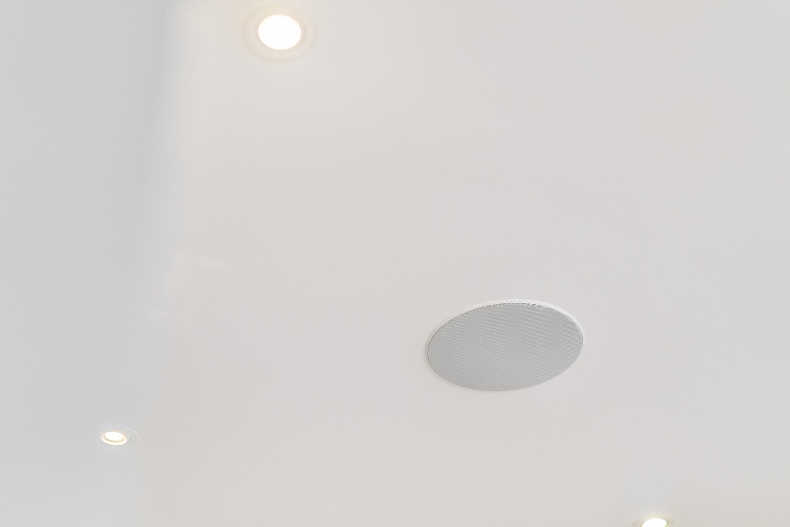 Downlights og høyttaler i taket. Galleribilde