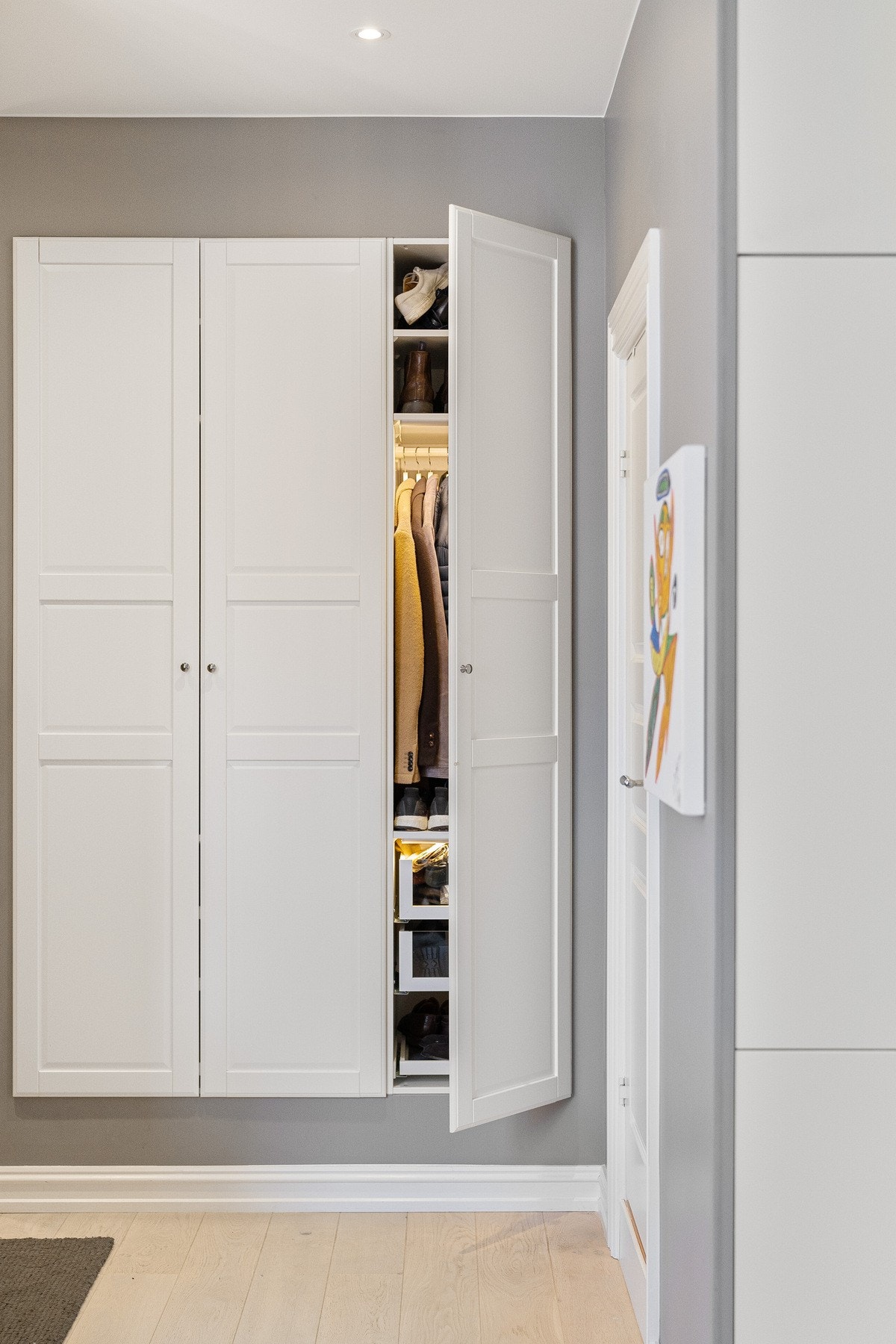 Leiligheten har flere innebygde garderobeløsninger som gir rikelig med oppbevaringsplass. Galleribilde