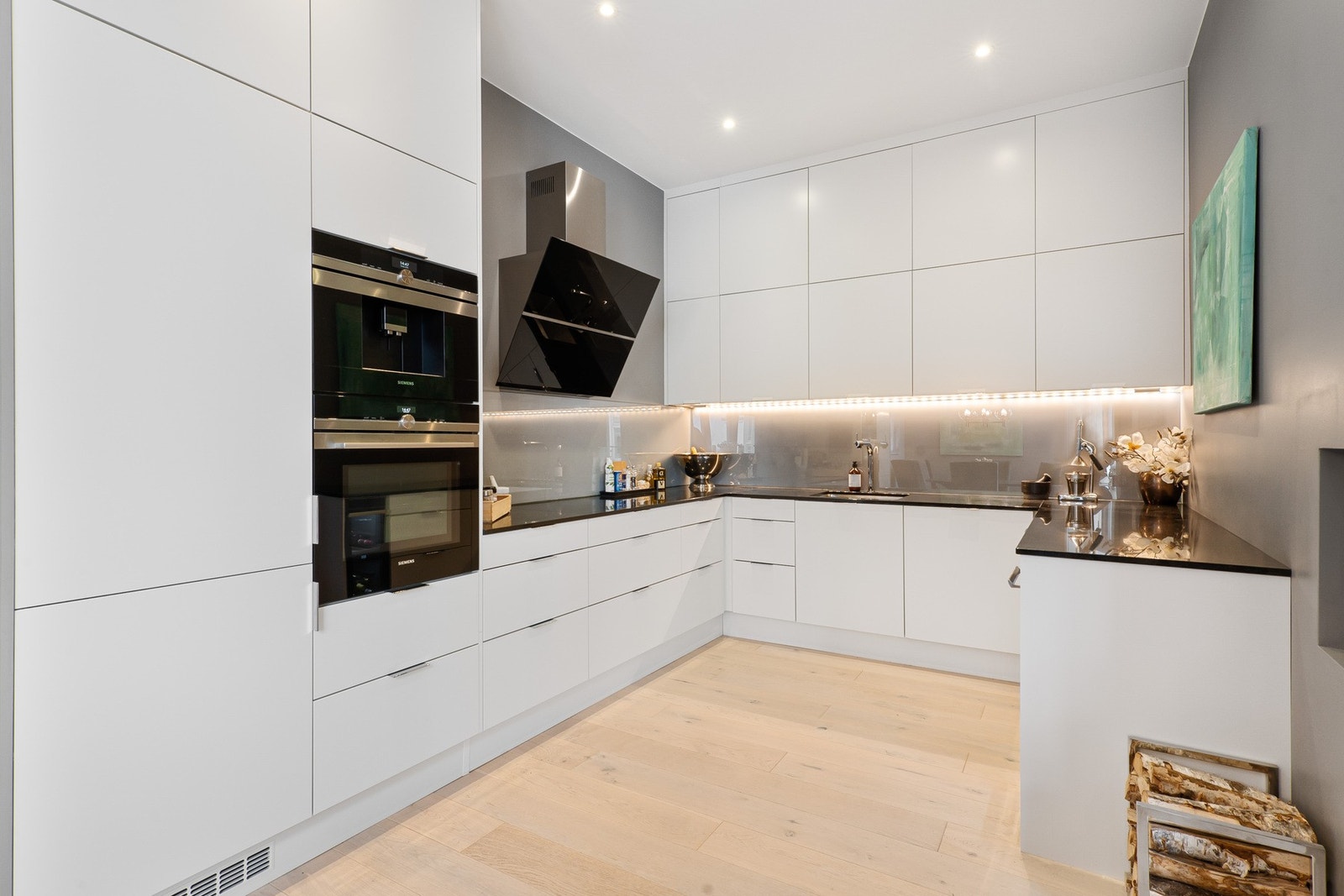 Kjøkkenet er utstyrt med kjøkkenventilator med kullfilter, waterguard og ny komfyrvakt. Galleribilde