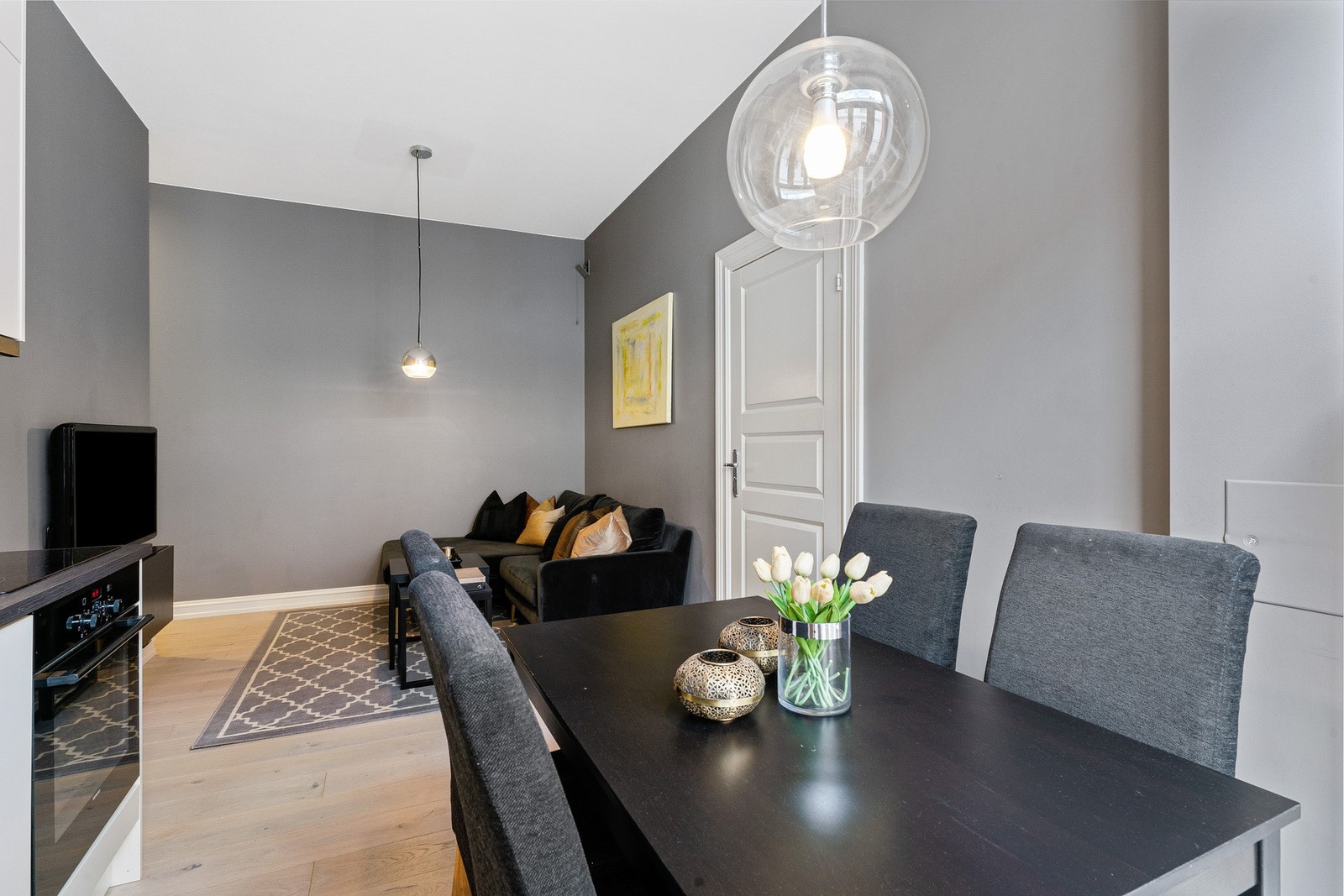 Hyggelig stue med plass til sofa, spisebord og øvrig møblement. Galleribilde