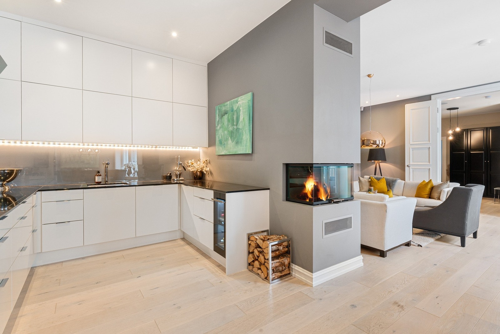 Downlights i taket, og store deler av leilighetens belysning er tilkoblet Philips Hue. Galleribilde